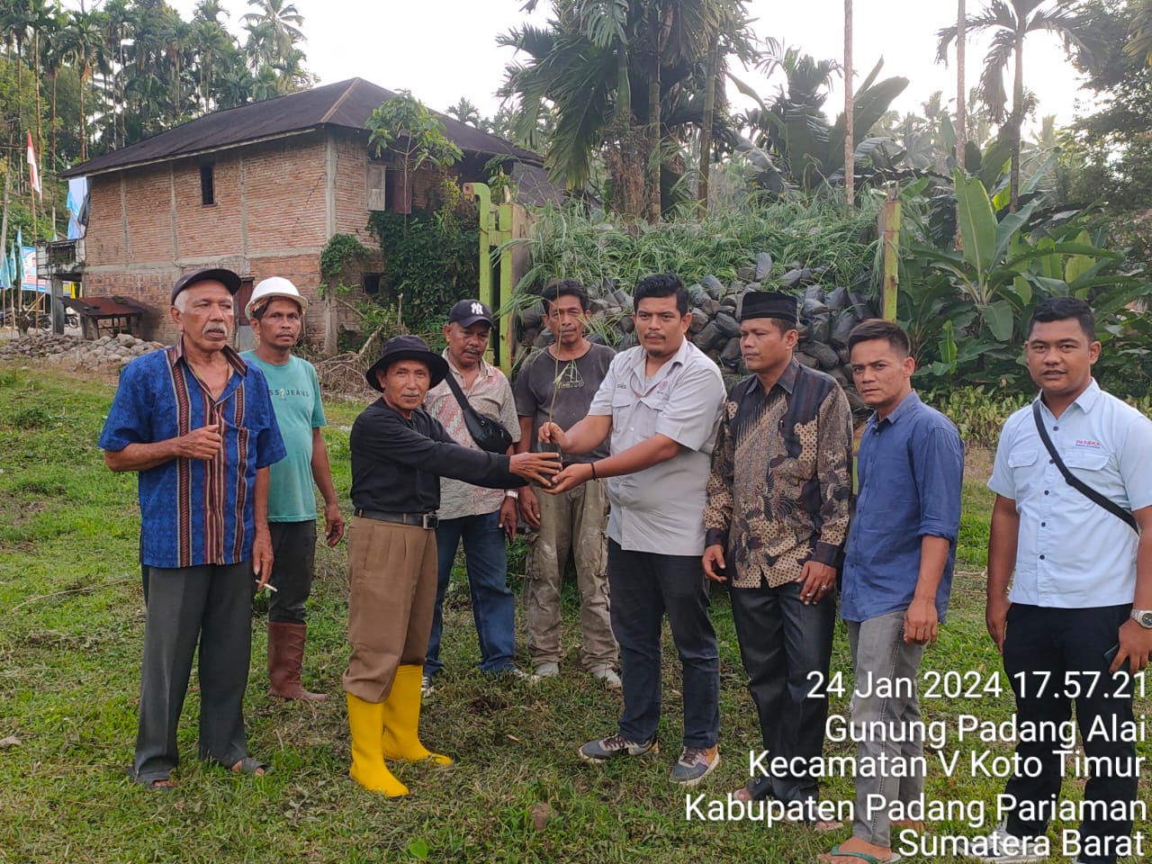 PT Semen Padang terus menunjukkan komitmennya untuk mengembangkan Energi Baru Terbarukan (EBT) dengan menanam pohon kaliandra merah di Nagari Gunuang Padang Alai, Kecamatan V Koto Timur, Padang Pariaman